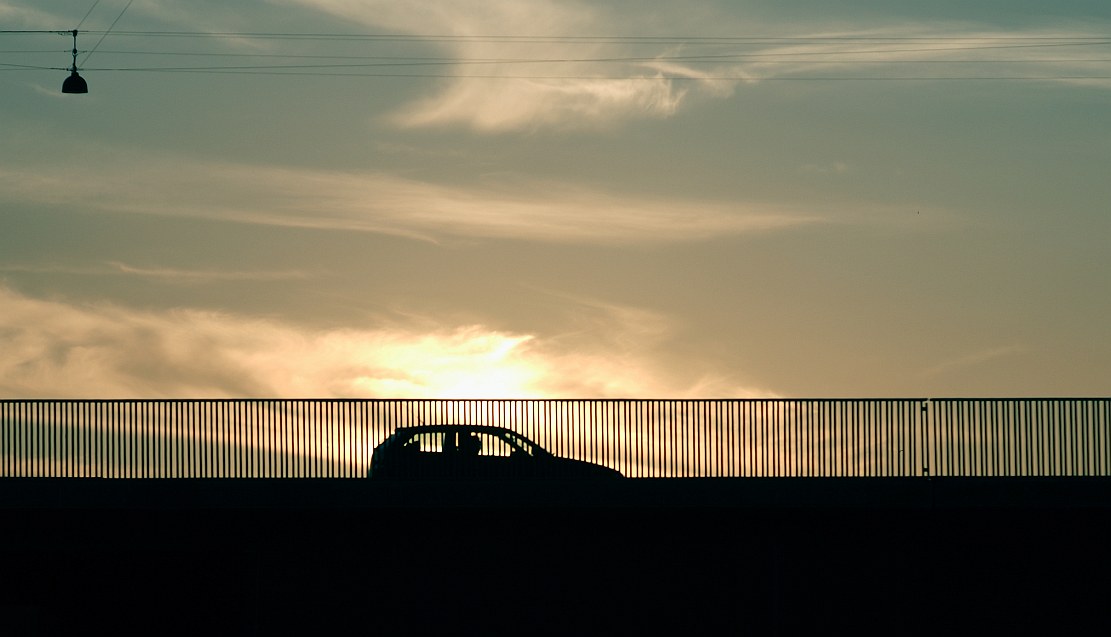 auto w świetle zachodu słońca